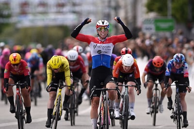 Lorena Wiebes wint eerste koers sinds ze in roze trui uit Giro d’Italia werd gezet: ‘Heel mooi om op deze manier terug te slaan’