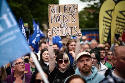 Duizenden demonstranten gaan de straat op in Belfast tegen racisme, na dagen van rellen in de stad