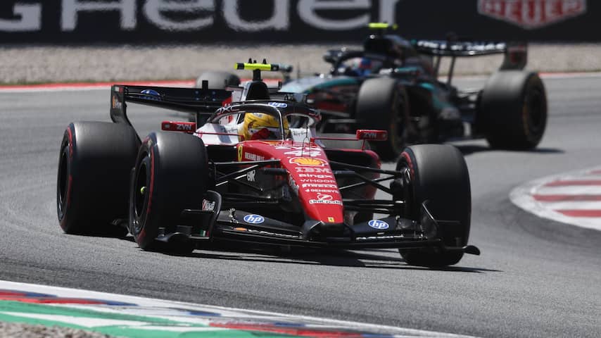 Hamilton wint eerste race voor Ferrari, Verstappen vierde na uitvalbeurt Antonelli