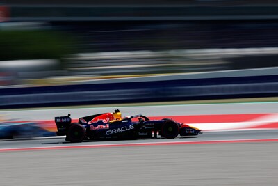 Max Verstappen kan voorlopig geen vuist maken in snikhete kwalificatie, Lewis Hamilton verrast
