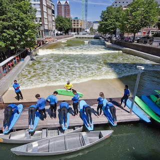 Rotterdammers zoeken verkoeling bij hun eigen surfbaan. ‘De stad wordt heter’