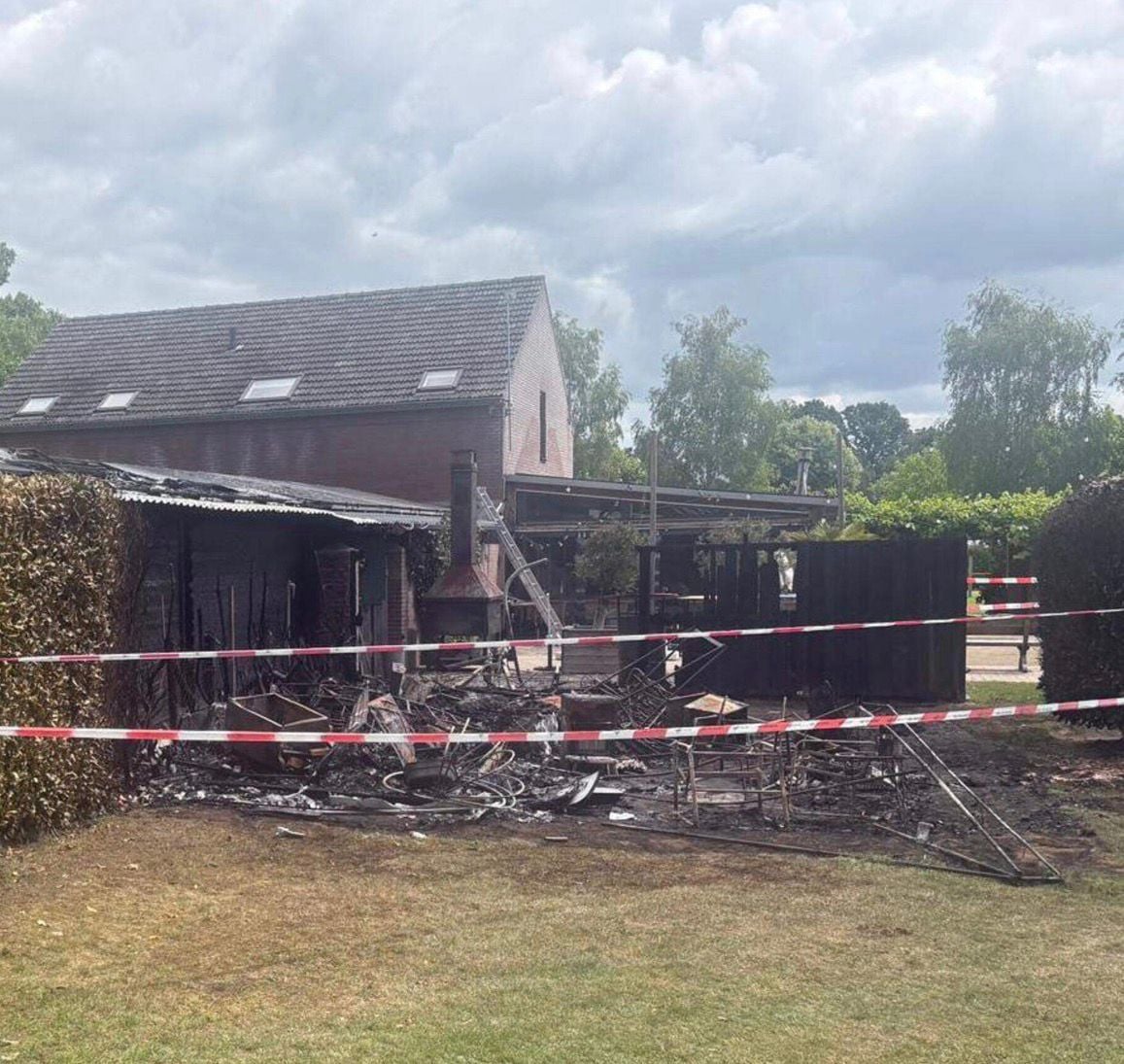 Nachtelijke brand houdt campinggasten in Melderslo uren buiten: ’Het was zó heet. Ik ben zelfs een beetje verbrand op mijn voorhoofd’