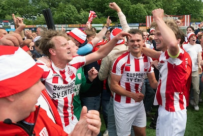Als diep in verlenging de 3-1 valt, rent iedereen van SV Enter het veld in: historische promotie is een feit