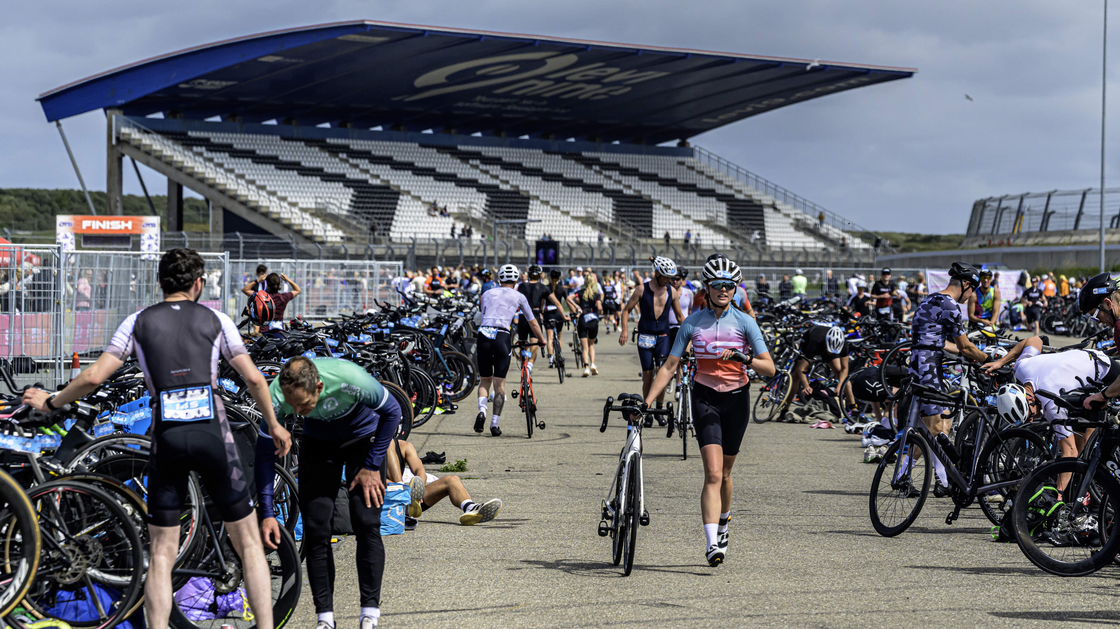 Onstuimige Noordzee gooit weer roet in het eten voor een echte triatlon. ’Zwemmen had de race leuker gemaakt’