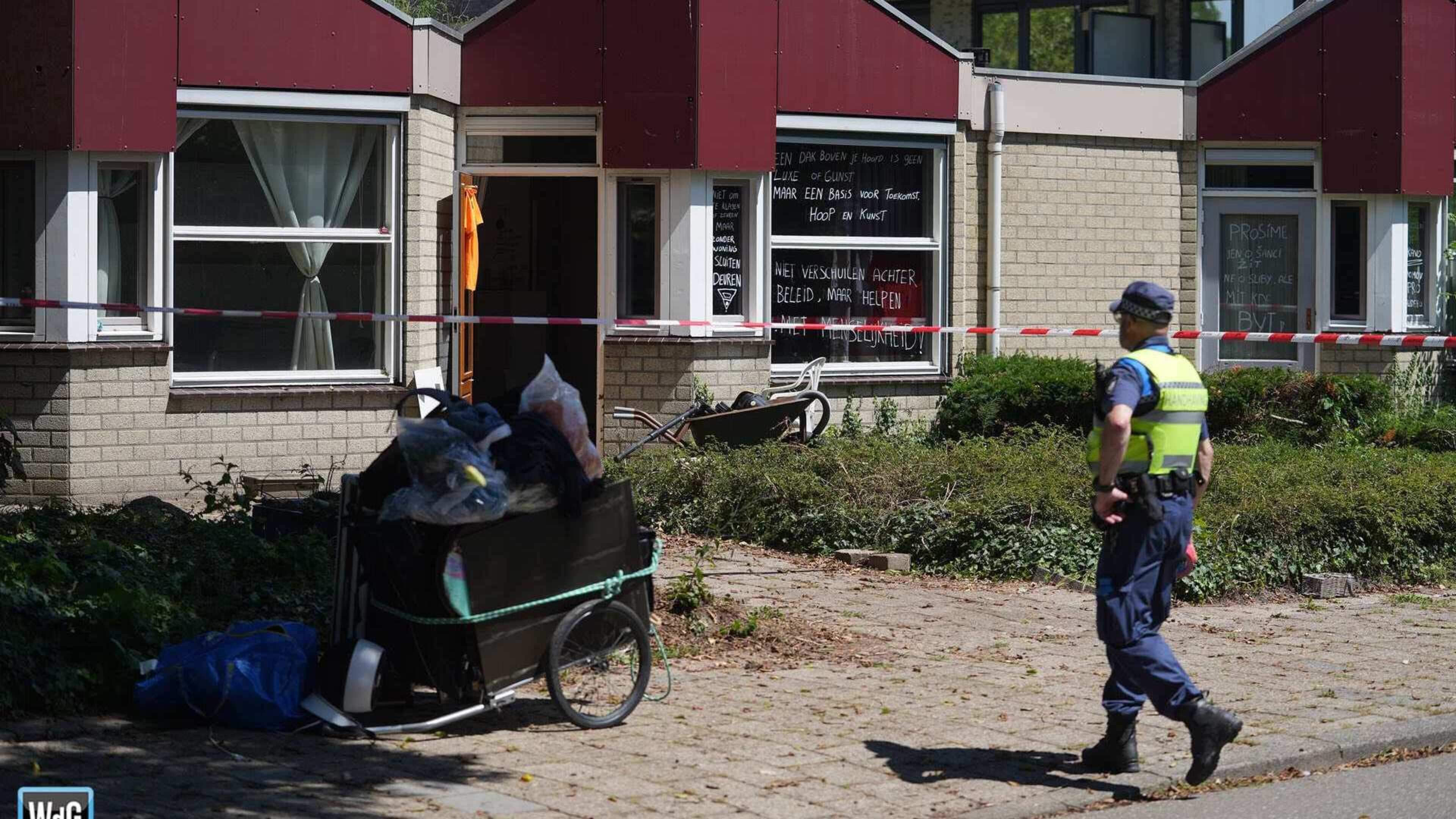Video: Politie treft grote bende aan in ontruimd kraakpand in Weert