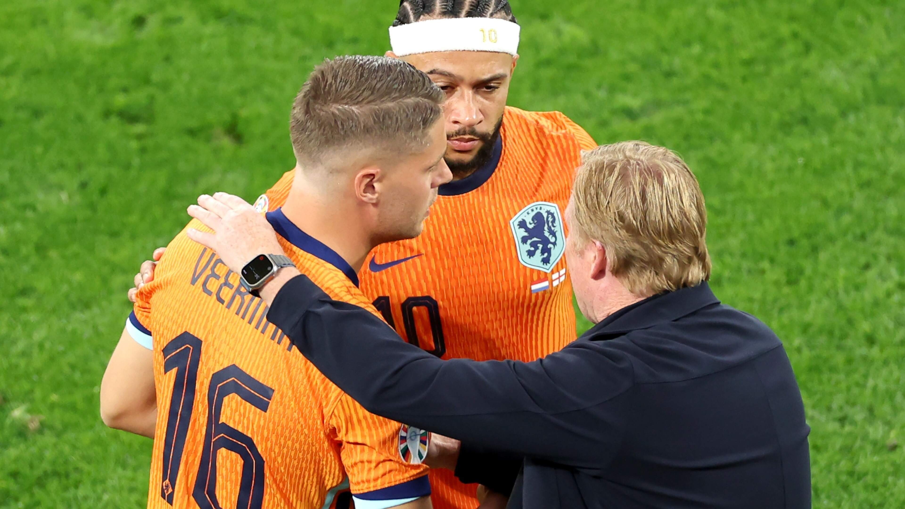 Koeman reageert laconiek op veelbesproken G-star-advertentie met thuisblijver Joey Veerman: ’Dat is voor hem’
