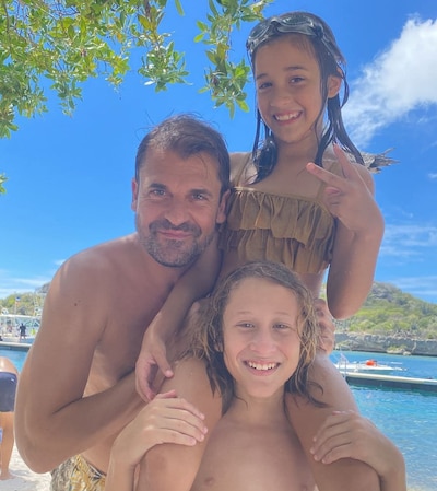 Oldenzaler Dennis woont al 17 jaar op Curaçao en beleeft nu WK-koorts van dichtbij: ‘Voor mij is het dubbel feest’