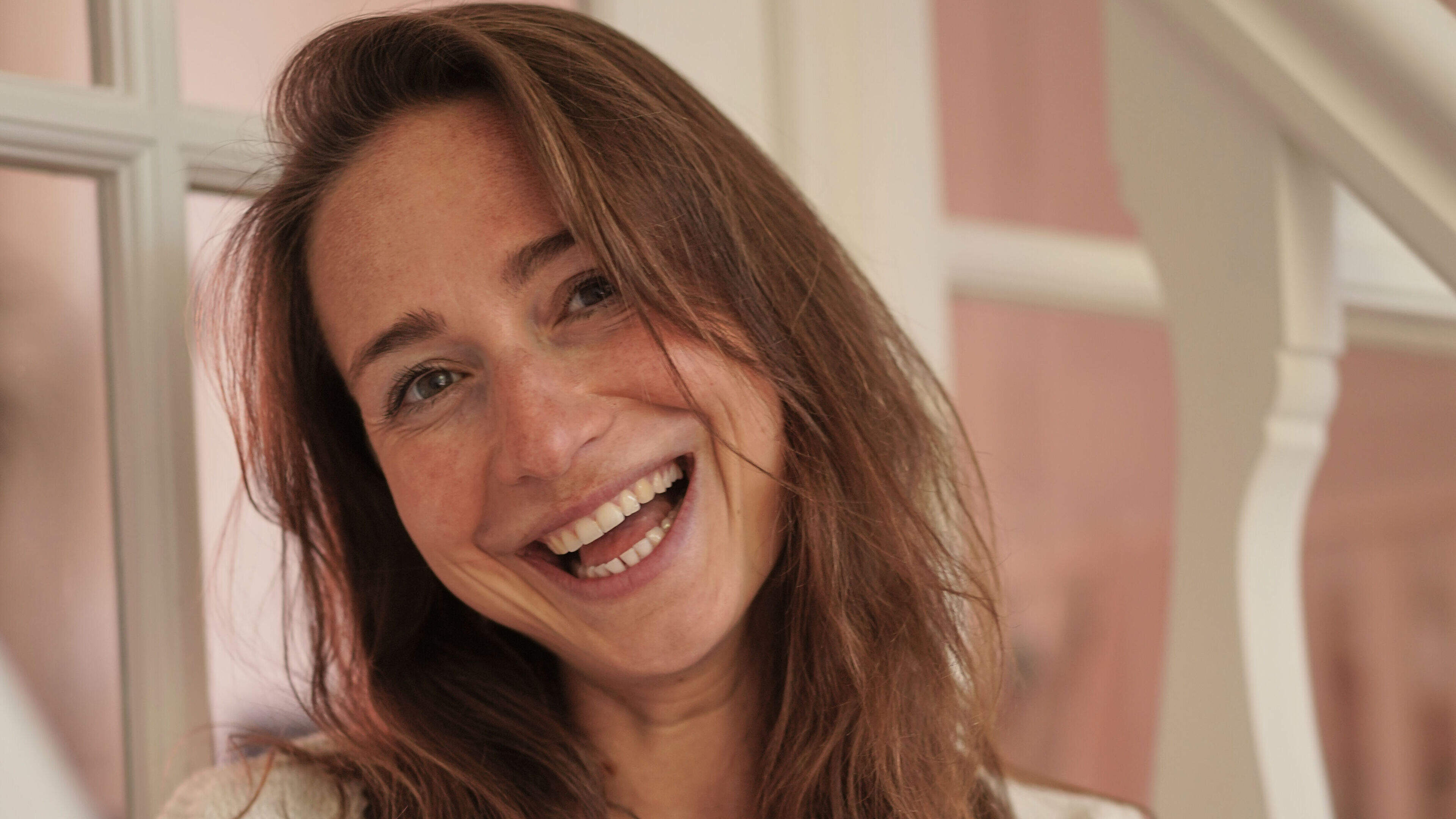 Anne-Flore (36) betaalt 1800 per maand aan kinderopvang voor dochter Lola: ’Ik ervaar soms een schuldgevoel’