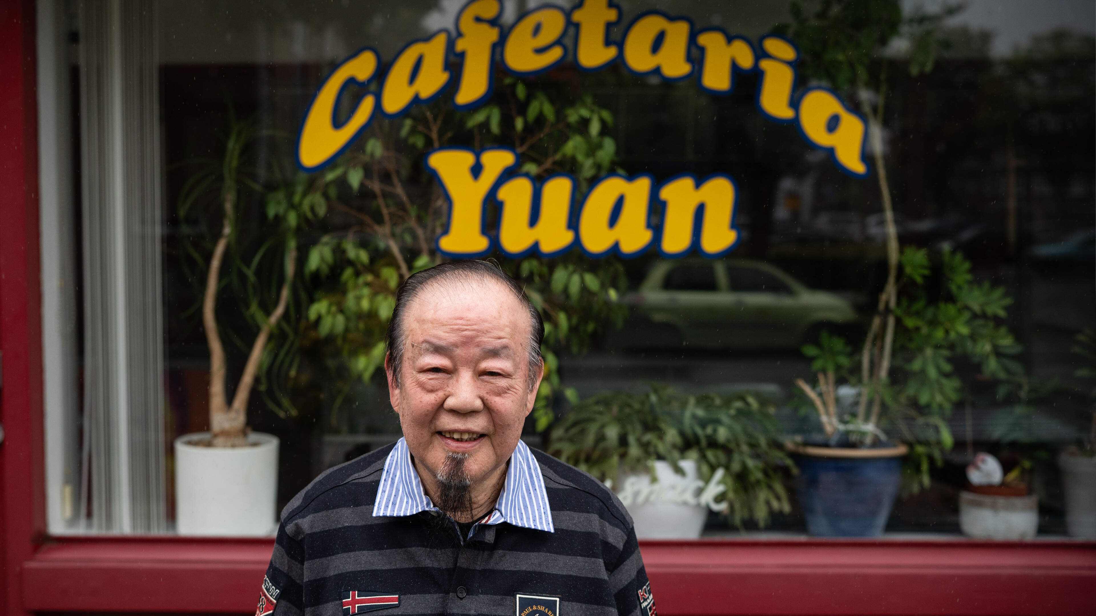 Meneer Yuan (84) vindt het mooi geweest en doet cafetaria in Grevenbicht van de hand: ‘Je moet toch een keer stoppen’