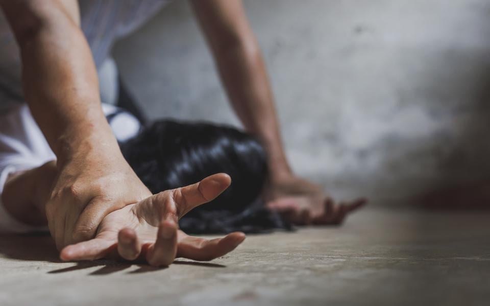 Beveiliger uit Assen verdacht van verkrachting jonge vrouw op achterbank. ‘Zwaar over mijn grenzen gegaan’