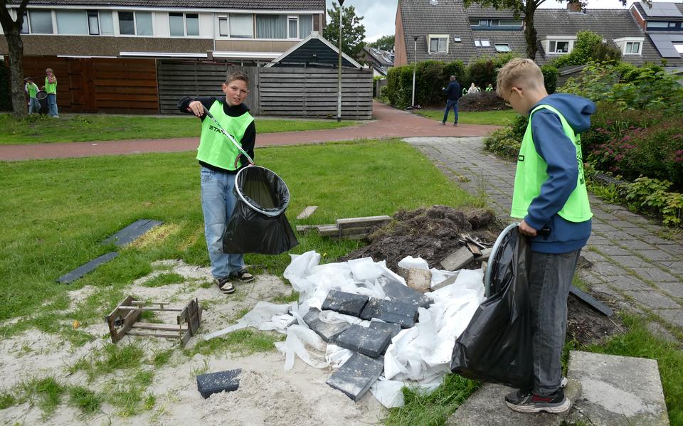 Kinderen ruimen zwerfafval in Stadskanaal op