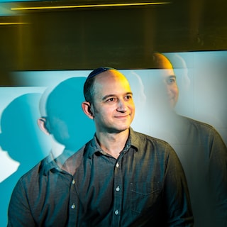 Google AI-topman Noam Shazeer, een van de aanjagers van de AI-revolutie, maakt overstap naar concurrent OpenAI