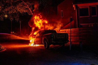 Weer auto in brand in Helmond: pick-up zwaar beschadigd