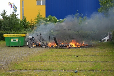 Tent van dakloze Ben (66) volledig verwoest door brand in Groningen en raakt laatste bezittingen kwijt