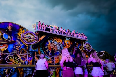Zestien kermisgangers vast in attractie door stroomuitval in Friese dorp Wommels