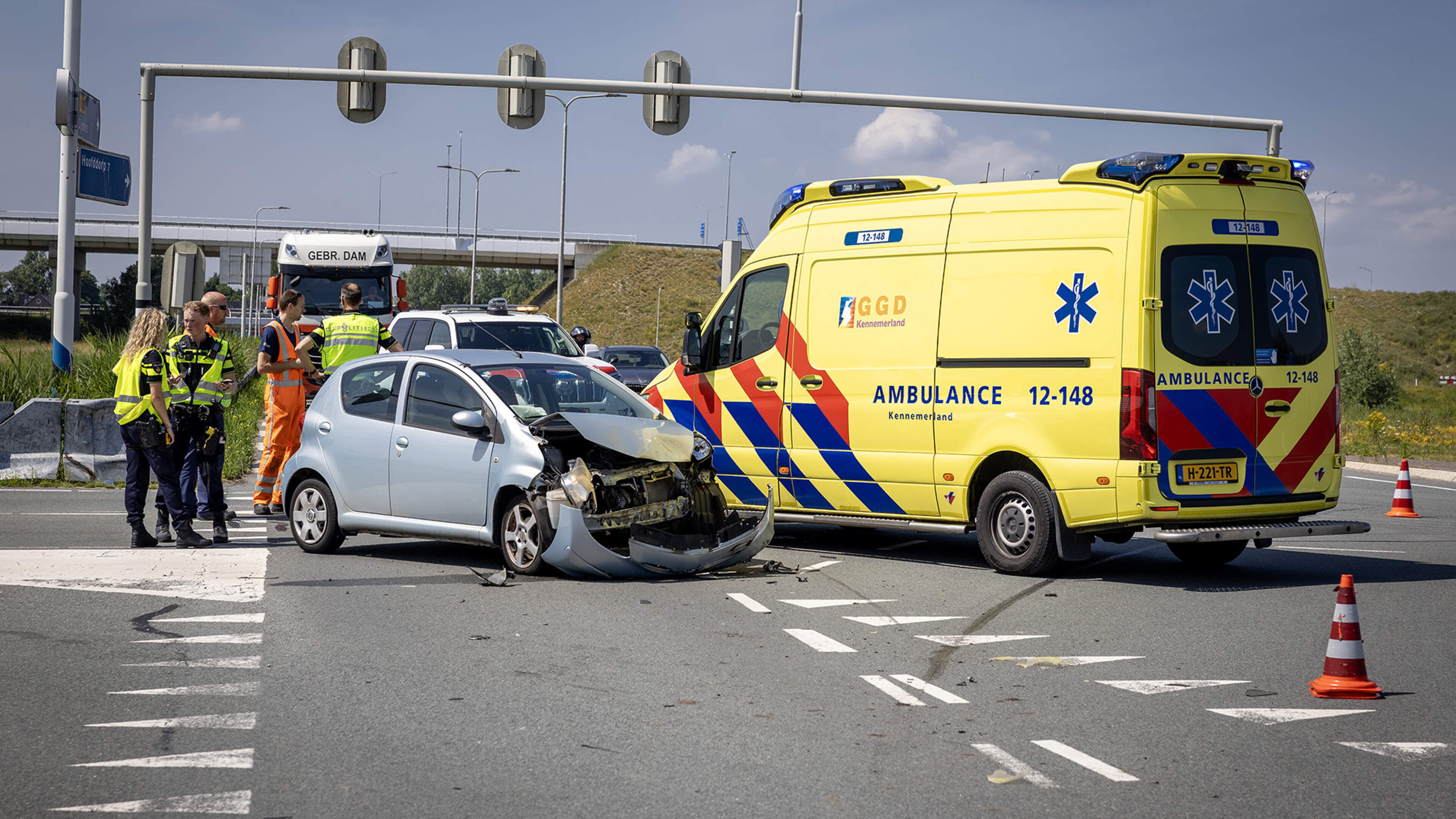 Veel schade bij botsing tussen ambulance en auto in Lijnden
