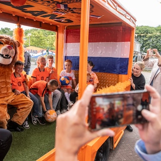 Het Coevordense Tuindorp is wél weer bevangen door Oranjekoorts. ‘Het grote geld regeert, maar dit is ons feest’