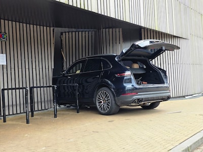 Auto boort zich door muur van de Jumbo in Nunspeet