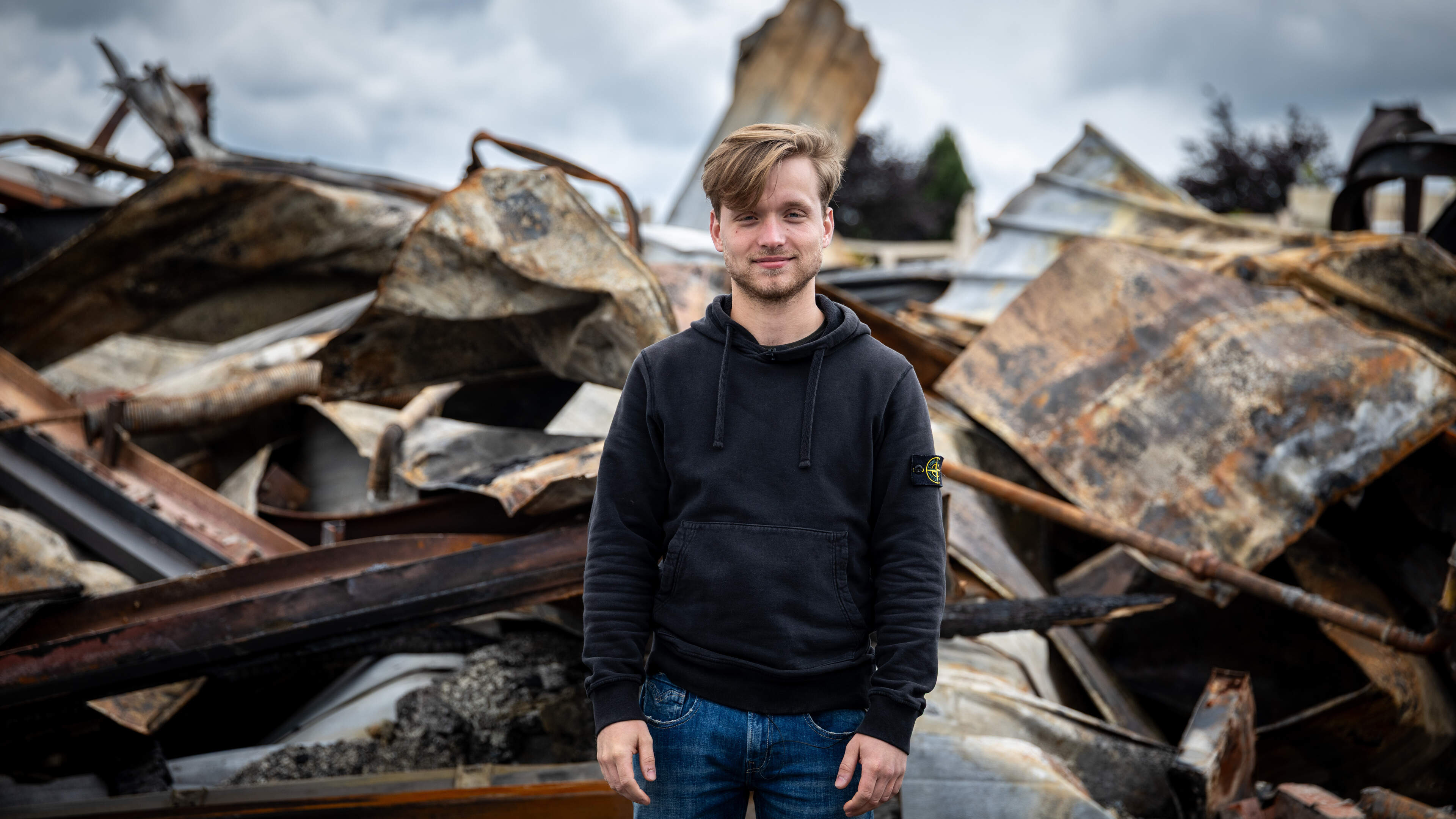 Gebogen staal, losse bakstenen en verkoold dakmateriaal. Daniël (23) moest toekijken hoe zijn bedrijf in Zwaanshoek in vlammen opging: ’Ik ben alles kwijt’