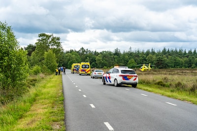 Wielrenner raakt gewond door botsing met motor in Elspeet