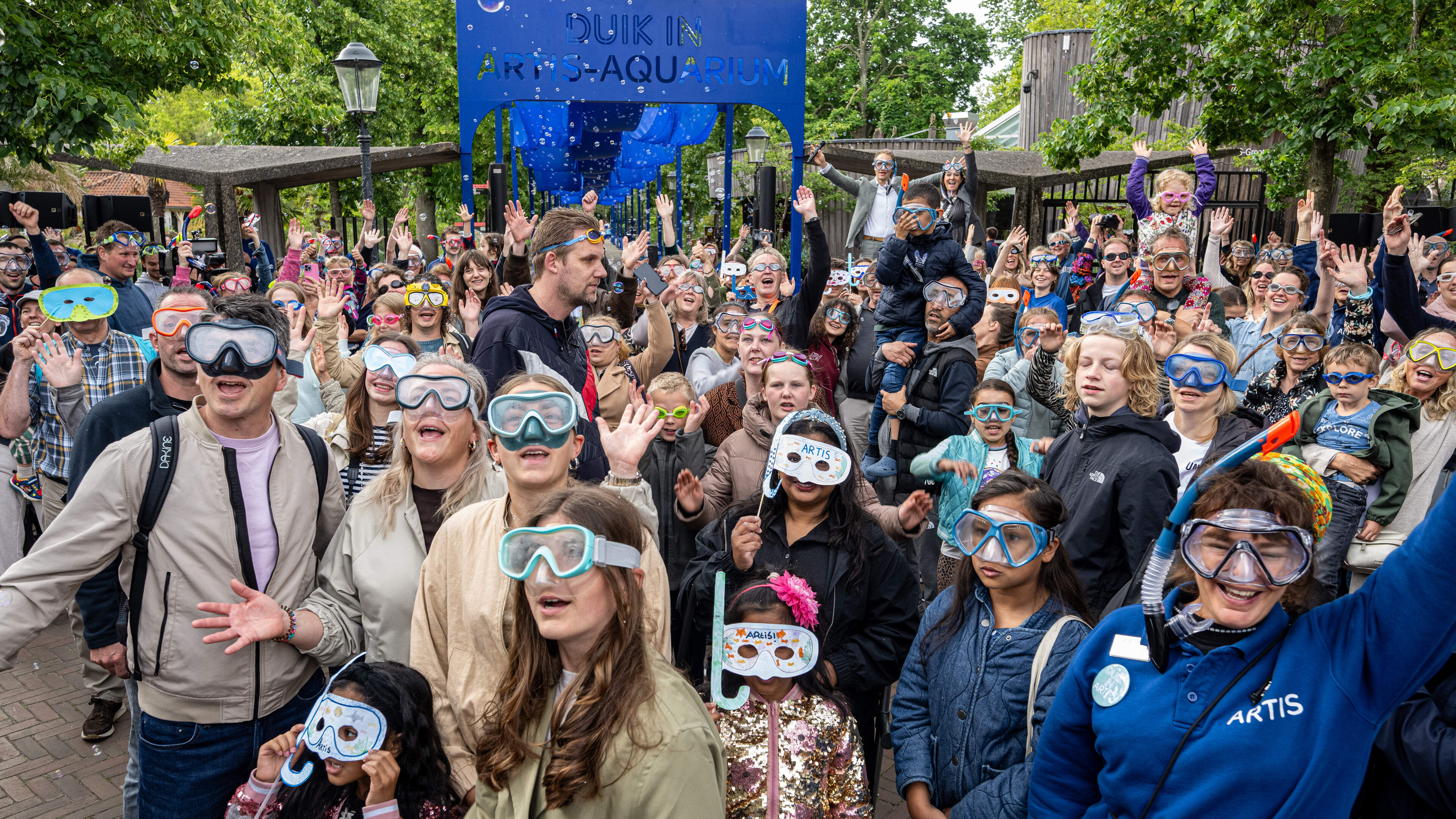 Bezoekers Artis wachten uren voor de poort op opening vernieuwd aquarium: ’Ik was om vijf uur wakker van de spanning’