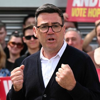 Burgemeester Andy Burnham boekt verkiezingszege en kan premier Keir Starmer nu uitdagen