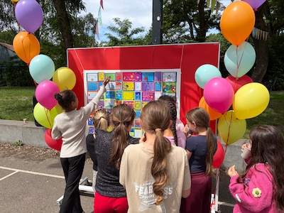 Kinderen geven hun wijk kleur met opbeurende spreuken in hun thuistaal: ‘Ik hou van jou is samen zijn’