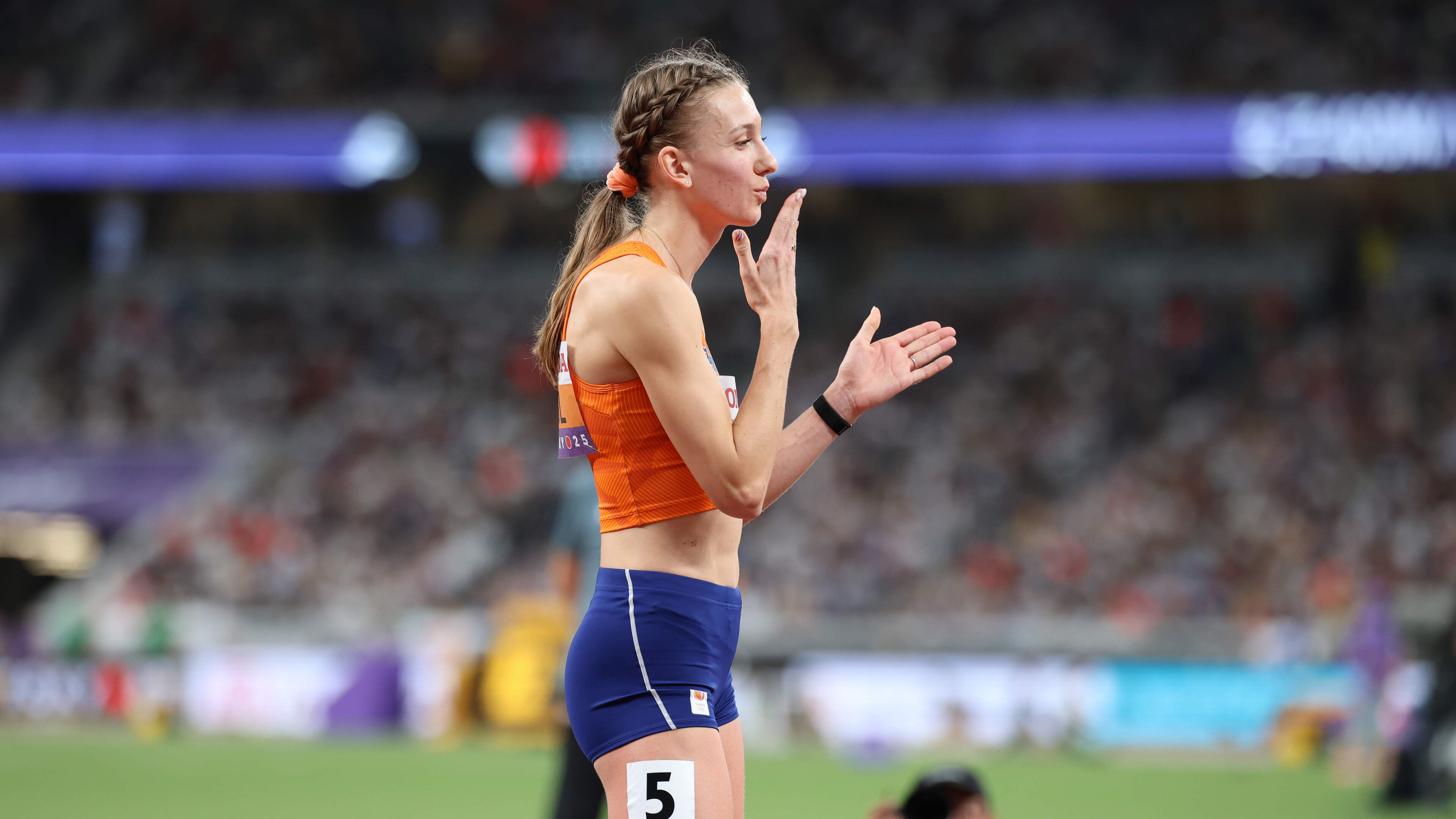 Tweede tijd Femke Bol op haar eerste 800 meter op buitenbaan achter ongenaakbare Audrey Werro