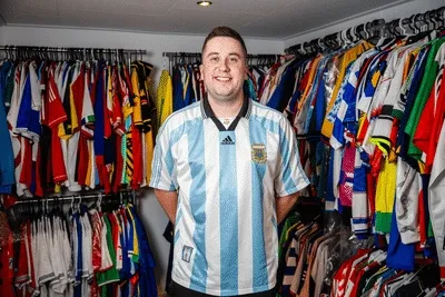 Ouders zien het niet zitten, vriendin Kyra evenmin, maar Erik (29) zegt zijn baan op: nu verkoopt hij voetbalshirts tot in Australië