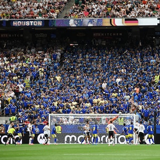 Curaçao viert eerste WK-goal ooit, maar gaat met 3-1 achterstand rust in tegen Duitsland