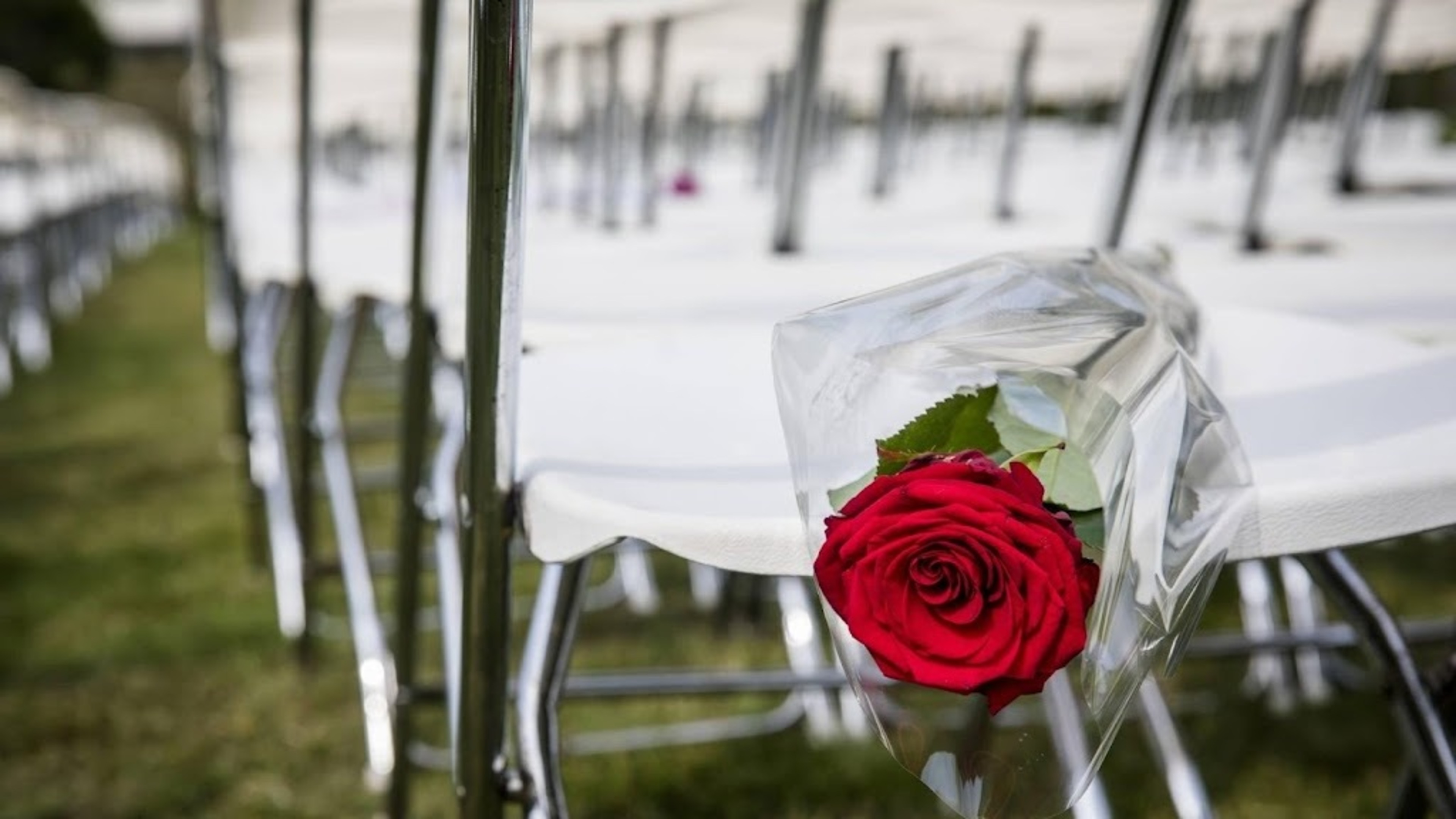 Weer lege stoelen als stil protest bij Russische ambassade
