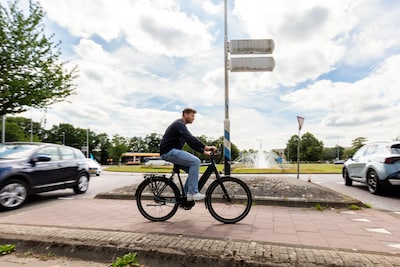Vier uur rondjes rijden op dezelfde rotonde: fietsers filmen hoe het op het Floraplein steeds nét niet misgaat