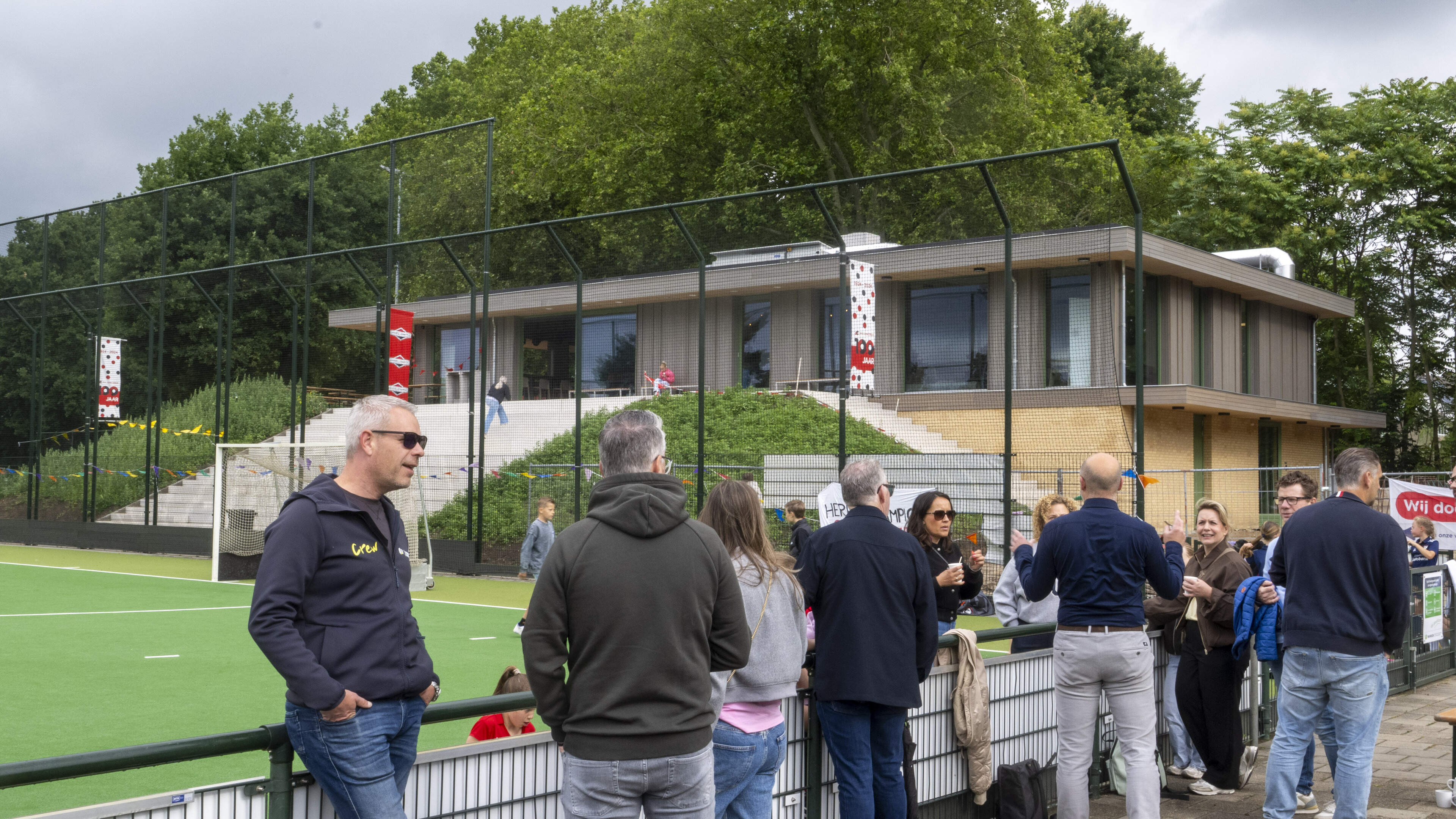 Vijf jaar nadat het terrein van hockeyclub Concordia in Roermond onder water kwam te staan, is het gloednieuwe gebouw eindelijk klaar: ‘Een nieuw begin, de ellende is verdreven’