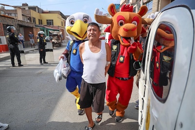 Politie Peru gebruikt opmerkelijke truc bij inval: ‘WK-mascottes’ kloppen aan bij verdachte