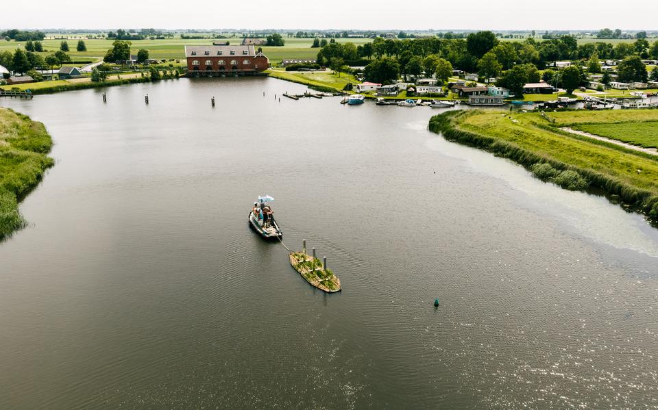 Waterschap lanceert drijvend eiland als symbool voor afgeronde waterprojecten in Noord-Nederland