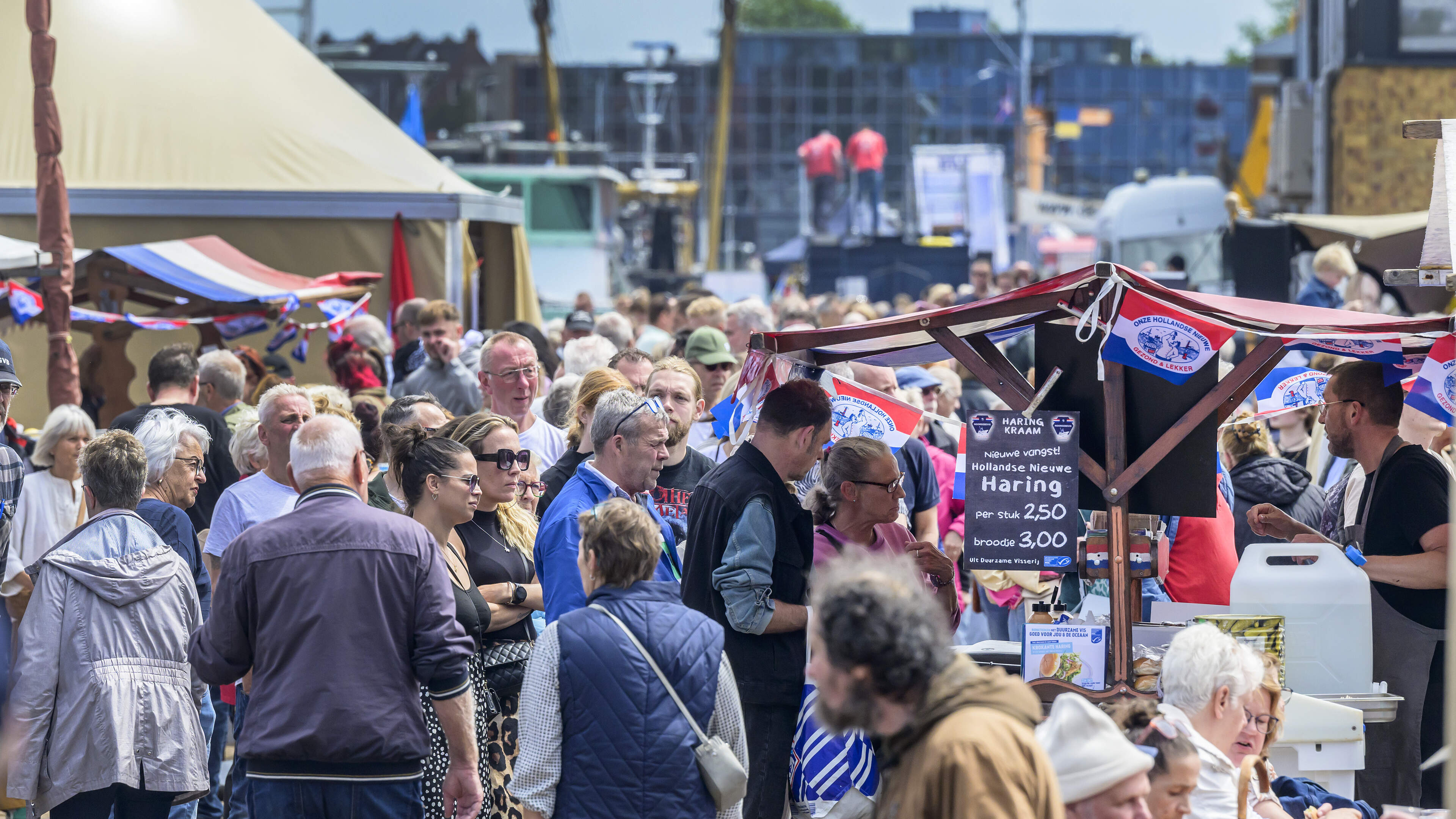 Jubileumjaar IJmuiden duidelijk aanwezig tijdens havenfestival