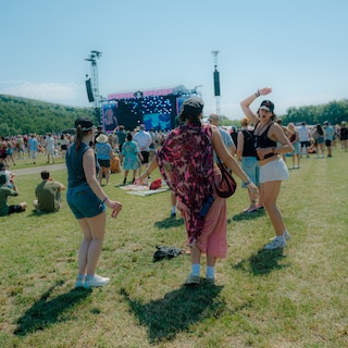 Op bloedheet Pinkpop zijn bezoekers al in de middag uitgeput