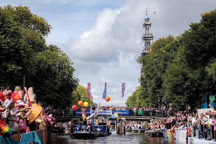 Boekenboot vaart mee tijdens World Pride in Amsterdam
