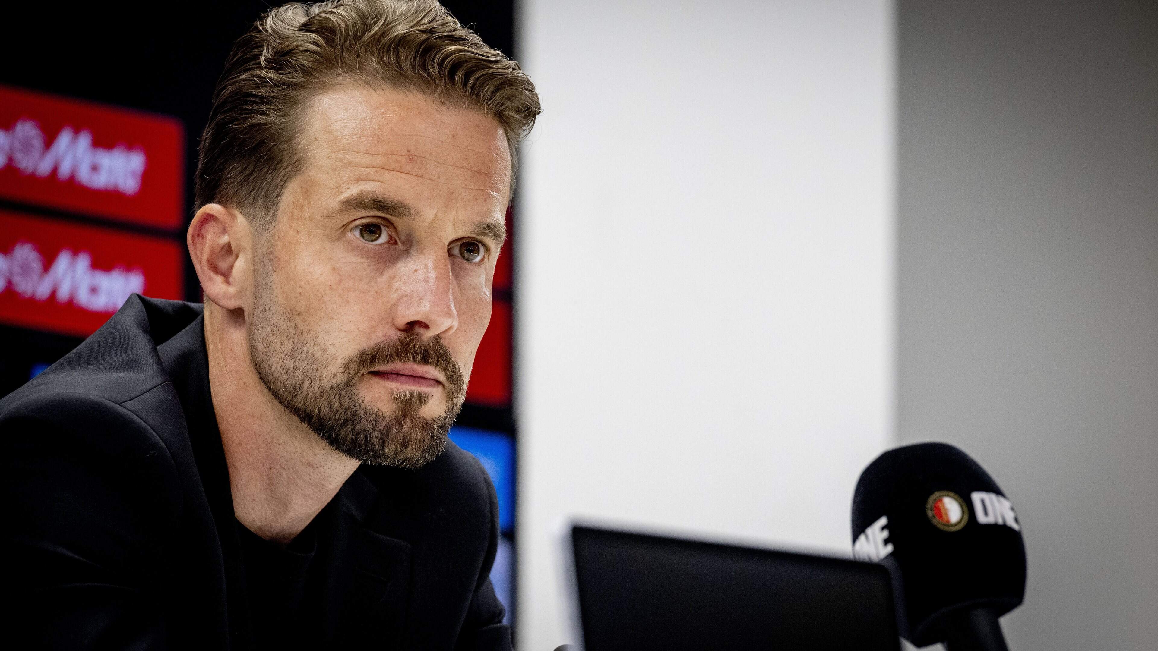 Feyenoord-directeur Devy Rigaux: ’Beslissing over ontslag Van Persie was niet al vooraf genomen’