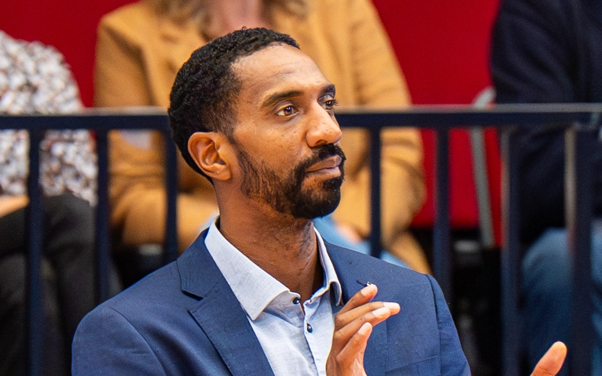 Clubicoon Jason Dourisseau twee jaar langer hoofdcoach van Donar. ‘Coachen in Martiniplaza is een feestje’
