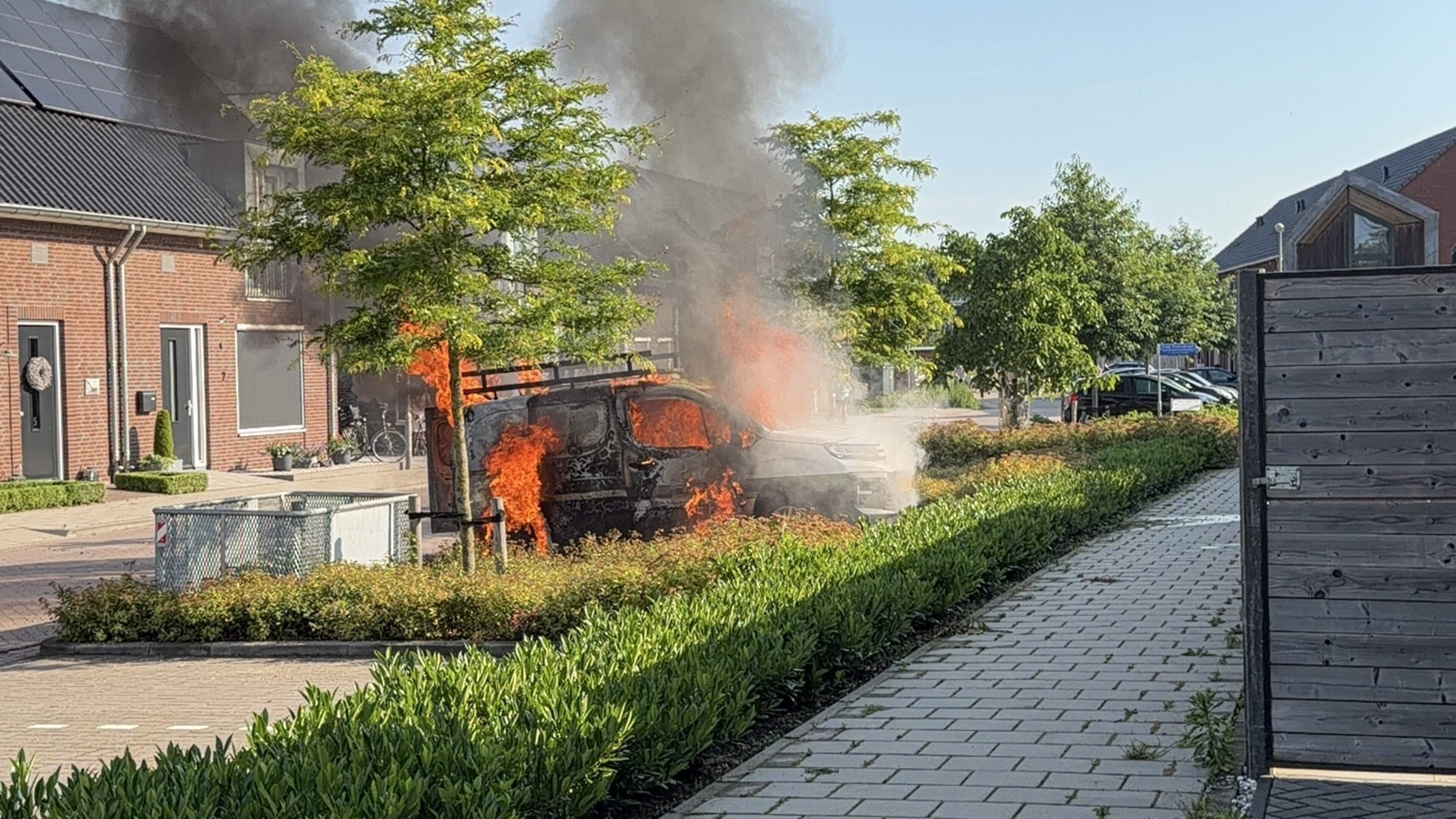 Brand legt auto in America volledig in de as
