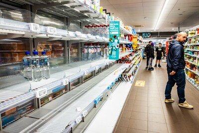 Massale run op waterflessen na besmet drinkwater in Drechtsteden: ‘Mensen denken alleen aan zichzelf’
