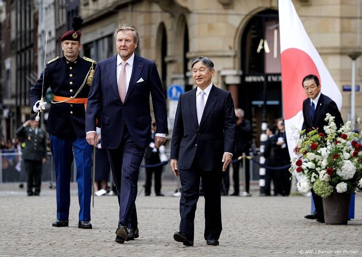 Koning en keizer vertrekken onder luid applaus naar Delft