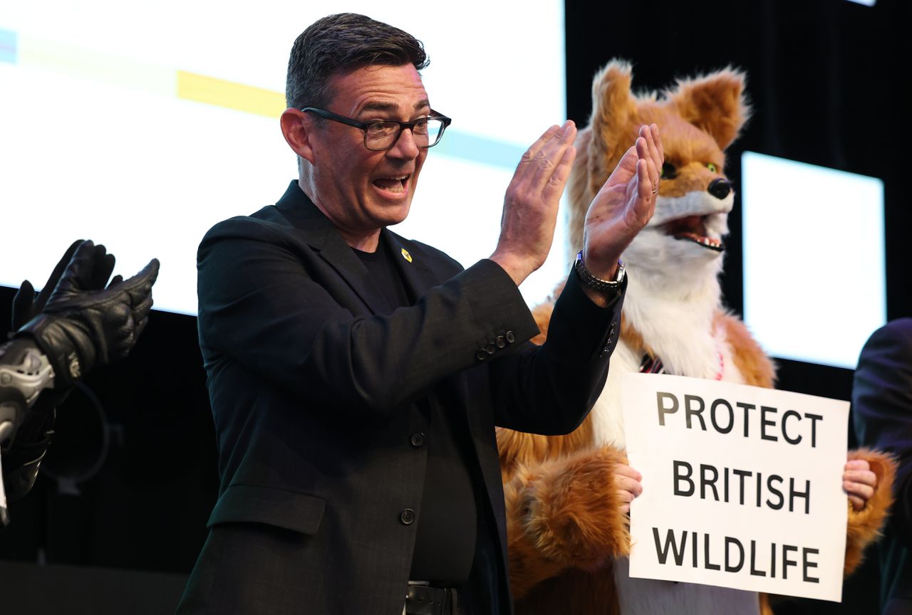 Labour-kopstuk Andy Burnham verovert Lagerhuiszetel en kan premier Starmer uit gaan dagen