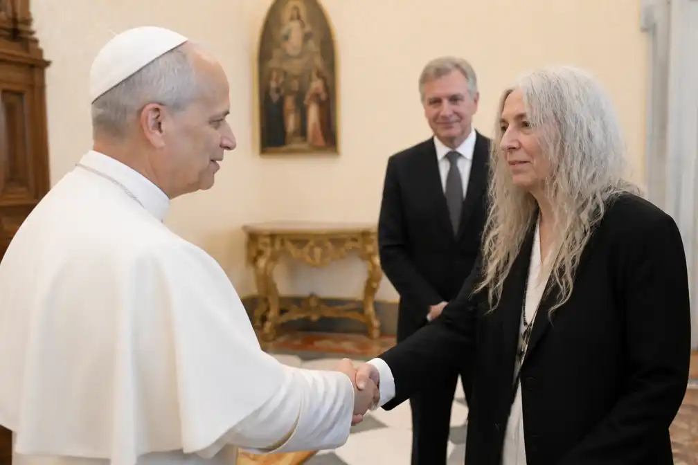 Patti Smith ontmoet paus Leo XIV tijdens audiëntie in Vaticaan