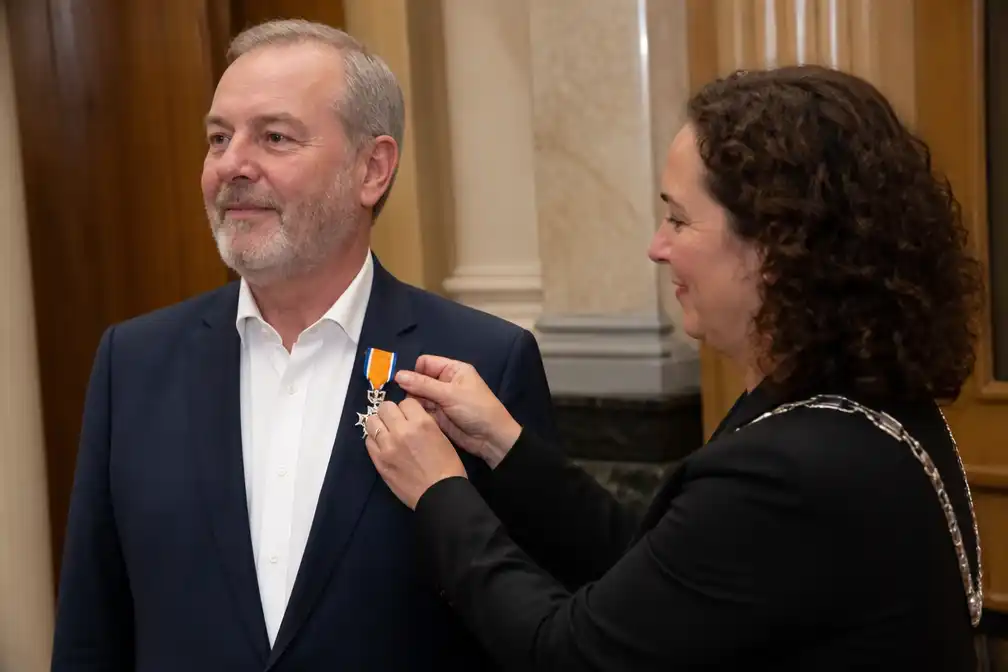 Oud-voorzitter COC Wouter Neerings geridderd in Orde van Oranje-Nassau