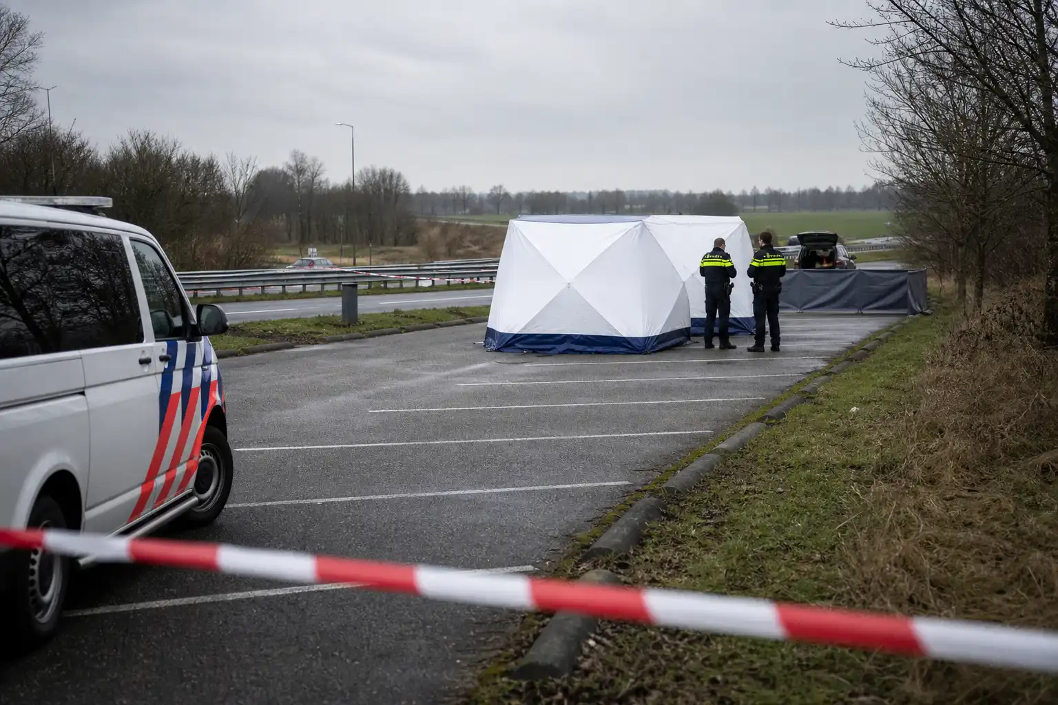 Overleden persoon aangetroffen op parkeerplaats langs N36, politie onderzoekt