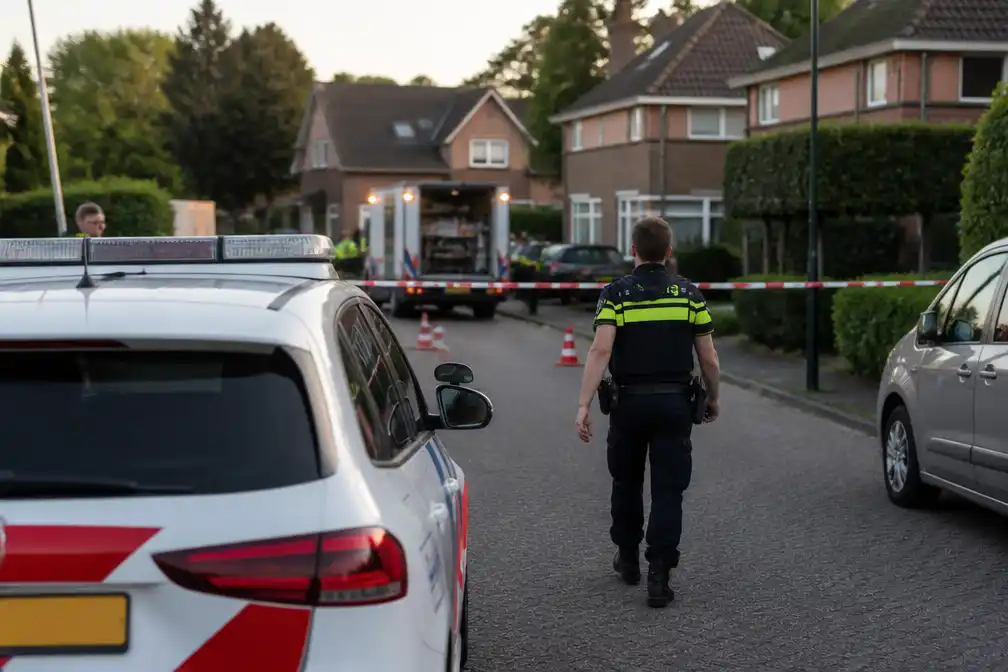 Politie Bilthoven ontruimt tientallen woningen om auto met mogelijk gevaarlijke stoffen