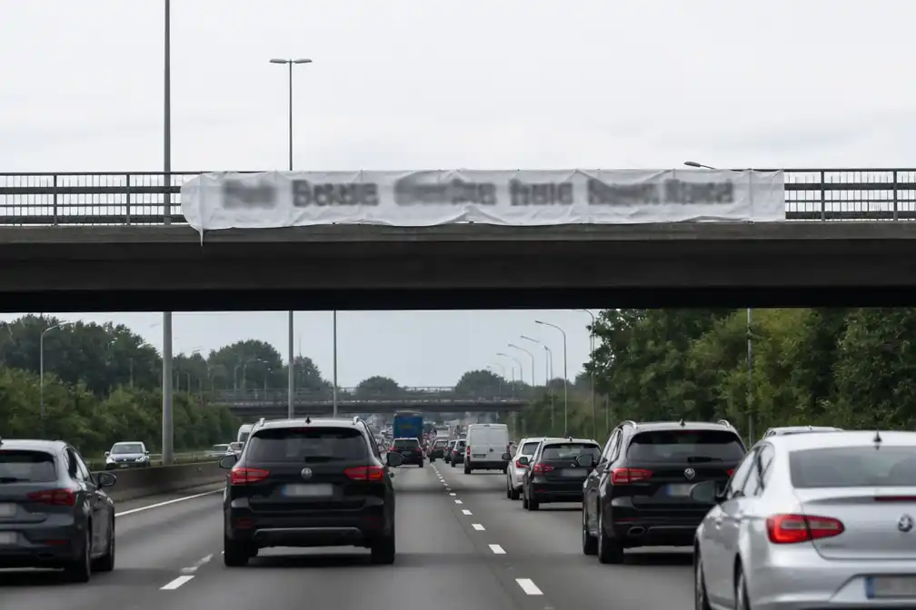 Racistisch spandoek boven E40 bij Gent lijkt reactie op Sophie Straat