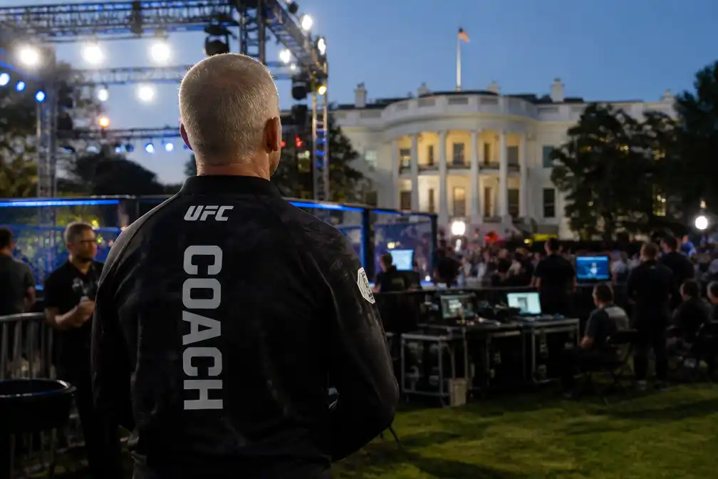 Hagenees Henri Hooft coacht op UFC-event bij verjaardag Trump in Witte Huis